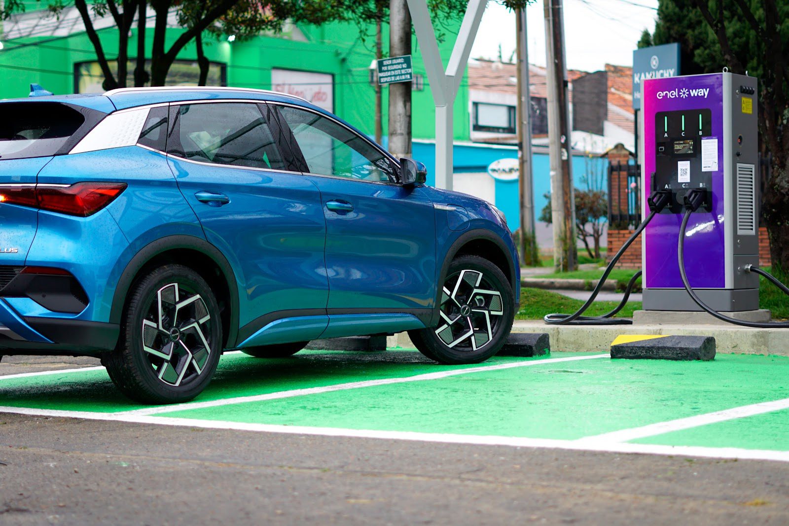 Carro eléctrico cargado con los cargadores eléctricos de La Rolita