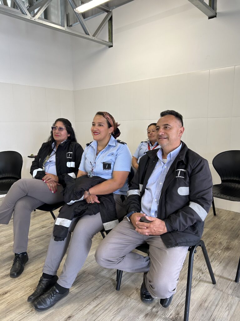 Grupo de operadores de la Rolita en capacitación