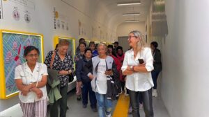Fotografia de la comunidad de cable y buses en la Escuela Vagon del Metro junto a Carolina Martinez, Gerente de La Rolita