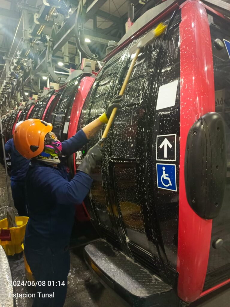 Limpieza externa de las cabinas del TransMiCable