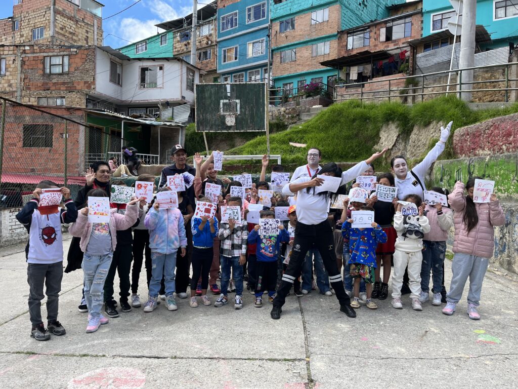 Actividad e los mimos de la basura con niños de la comunidad del TransMiCable