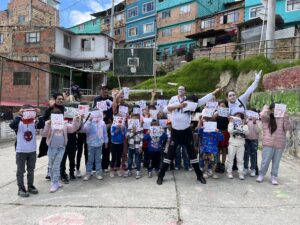 Actividad e los mimos de la basura con niños de la comunidad del TransMiCable