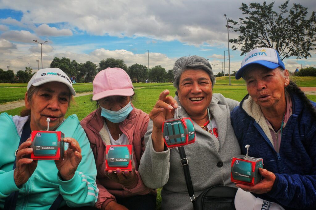 Fotografia de la comunidad del TransMiCable con cabinas en carton