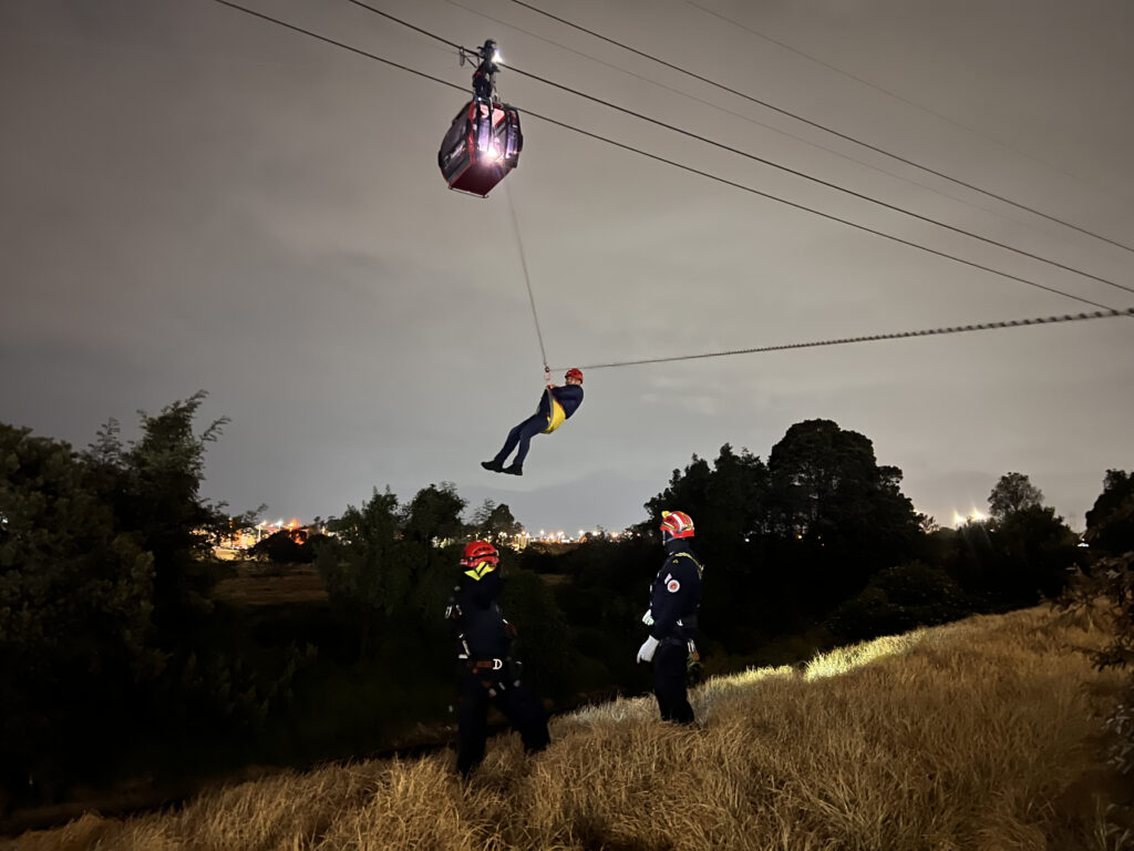 Fotografia de bombero descendiendo de la cabina del TransMiCable
