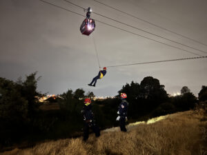 Fotografia de bombero descendiendo de la cabina del TransMiCable