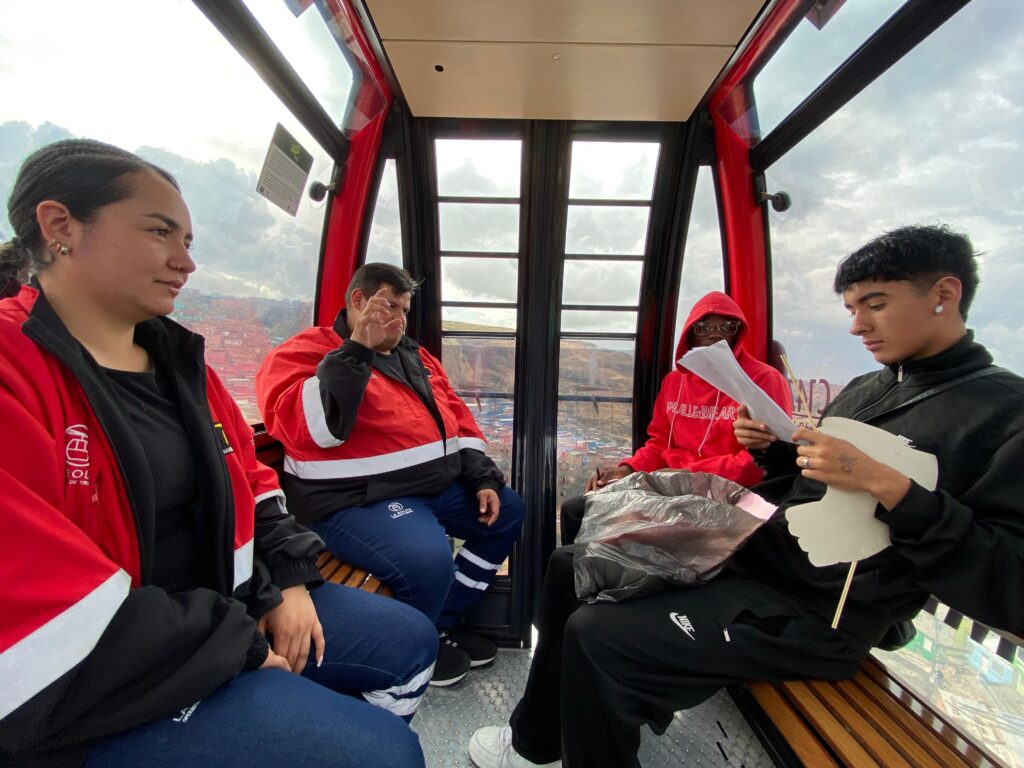 Gestores sociales con comunidad en las cabinas de TransMiCable
