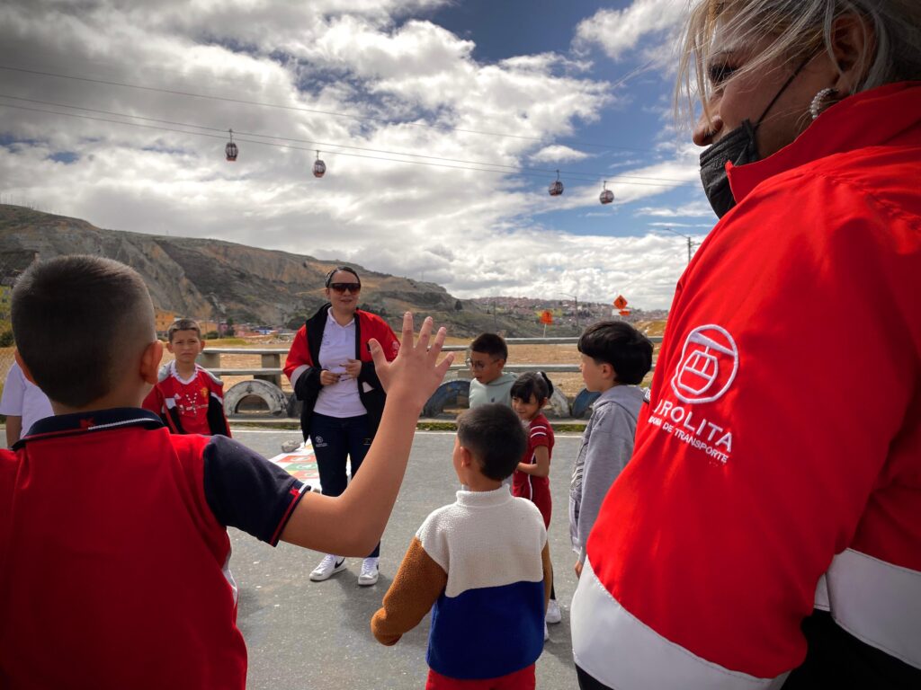 Grupo de niños recibiendo indicaciones de operadora del TransMiCable